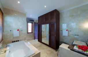 Villa-Kalimaya-II-First-floor-guest-bedroom-ensuite