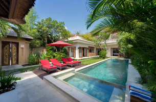Villa-Kalimaya-II-Pool-and-sunloungers