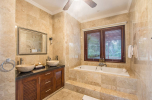 Villa-Kalimaya-III-Ensuite-opulence